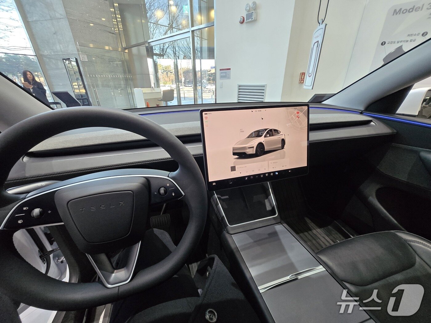 본문 이미지 - 11일 오전 서울 영등포구 소재 테슬라 여의도 스토어에 전시된 중형 전기 SUV '모델Y' 1열 내부 모습. 2026.01.11/뉴스1 김성식 기자