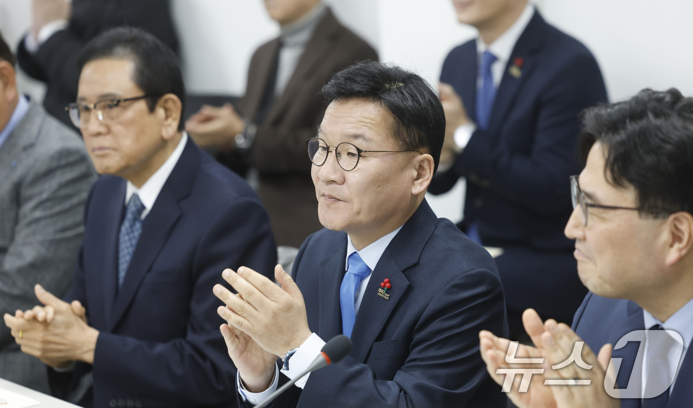 (나주=뉴스1) 김태성 기자 = 강위원 전남 경제부지사가 12일 전남 나주시 전남연구원 최상준홀에서 열린 민관합동 실무기구인 '광주·전남 행정통합추진협의체' 첫 회의에  공동위원장 …