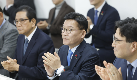 박수치는 강위원 광주전남 통합추진 공동위원장