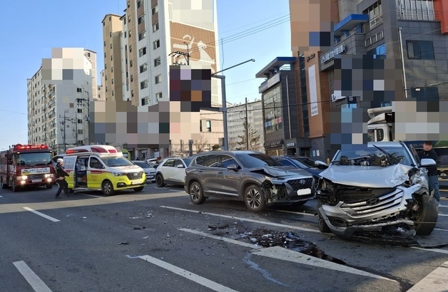 경주 교차로서 SUV 2대-시내버스 충돌…승객 등 12명 중경상