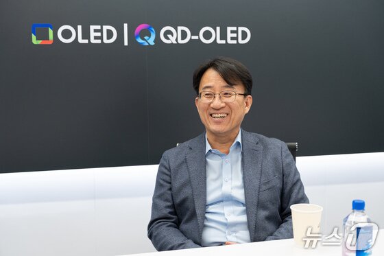 본문 이미지 - 이청 삼성전자 대표이사 사장이 7일(현지시간) 미국 라스베이거스에서 기자들과 만나 질문에 답하고 있다. (사진제공 = 삼성디스플레이)