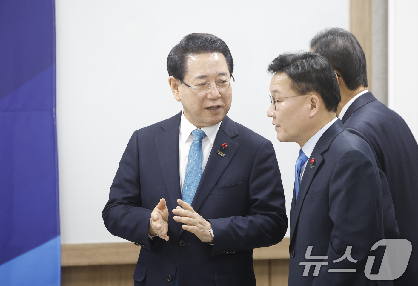 (나주=뉴스1) 김태성 기자 = 김영록 전남도지사가  12일 전남 나주시 전남연구원 최상준홀에서 열린 민관합동 실무기구인 '광주·전남 행정통합추진협의체' 첫 회의에 앞서 강기정 전 …