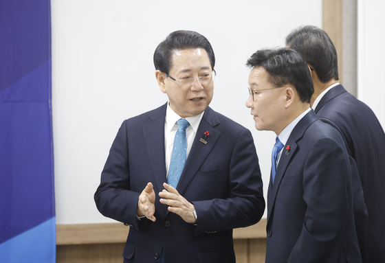 대화 나누는 김영록 전남도지사와 강위원 부지사