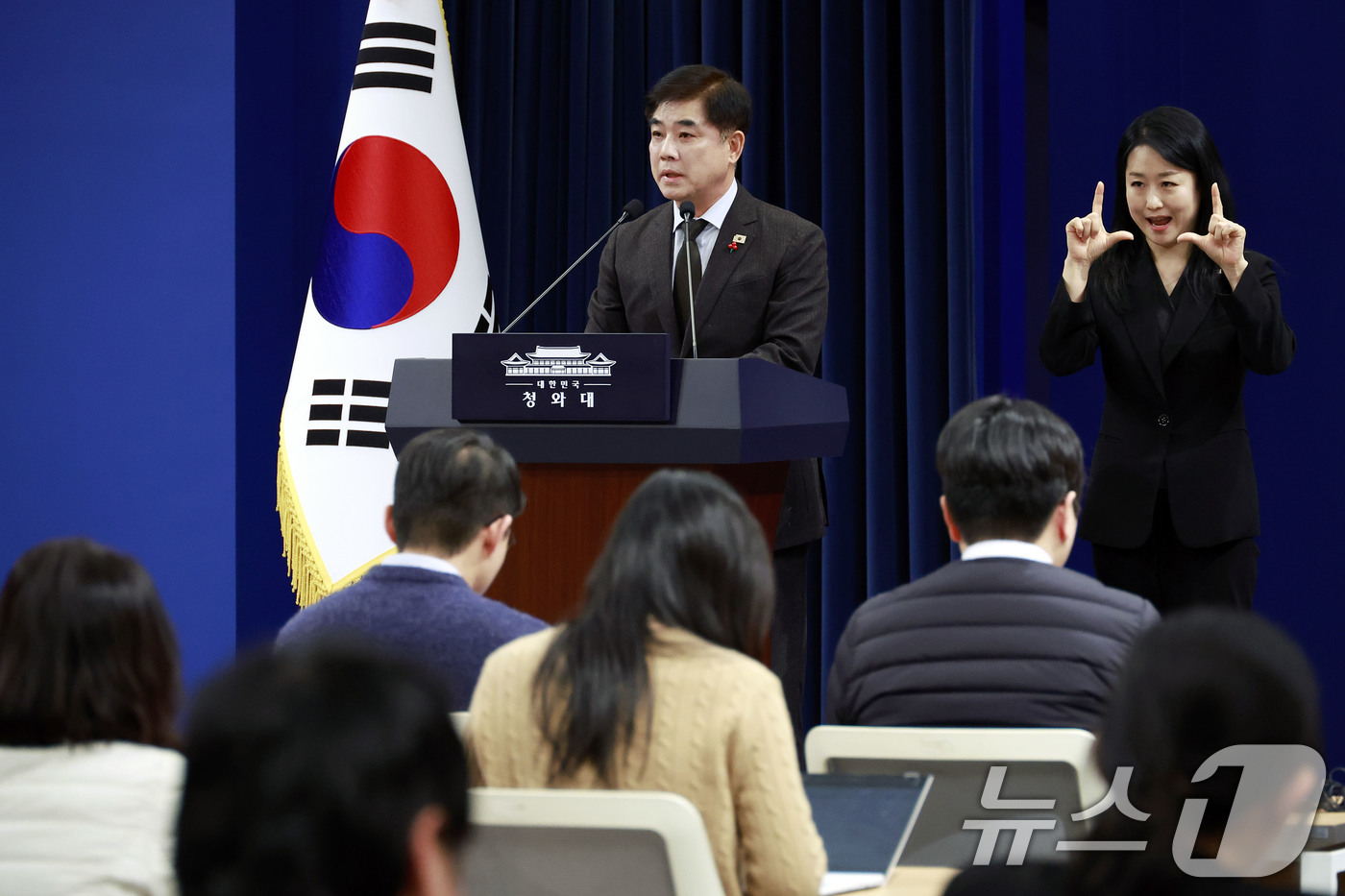 (서울=뉴스1) 이재명 기자 = 김병욱 청와대 정무비서관이 12일 춘추관에서 정당 지도부 오찬 간담회 일정 관련 브리핑을 하고 있다. (청와대통신사진기자단) 2026.1.12/뉴스 …