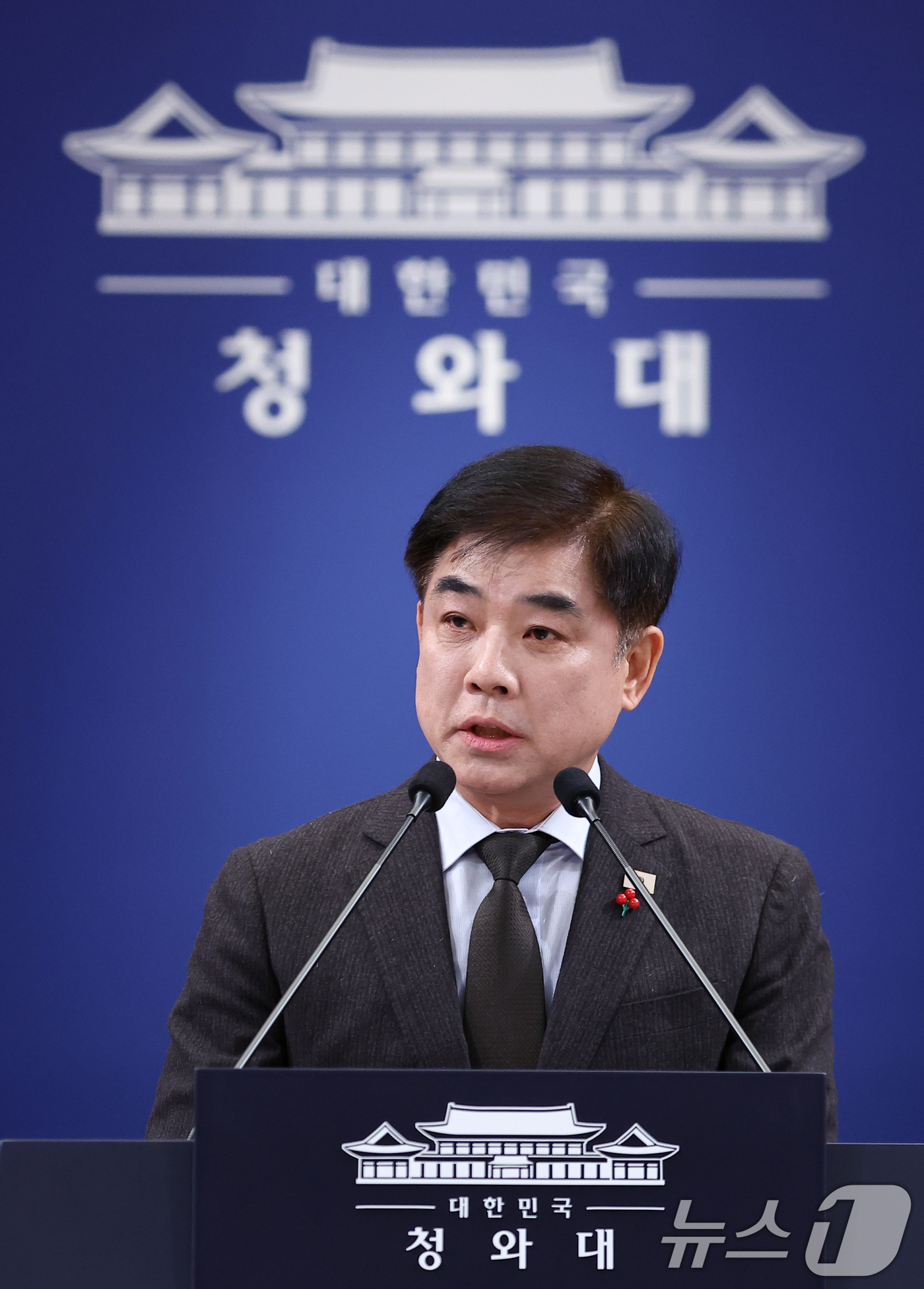 (서울=뉴스1) 이재명 기자 = 김병욱 청와대 정무비서관이 12일 춘추관에서 정당 지도부 오찬 간담회 일정 관련 브리핑을 하고 있다. (청와대통신사진기자단) 2026.1.12/뉴스 …