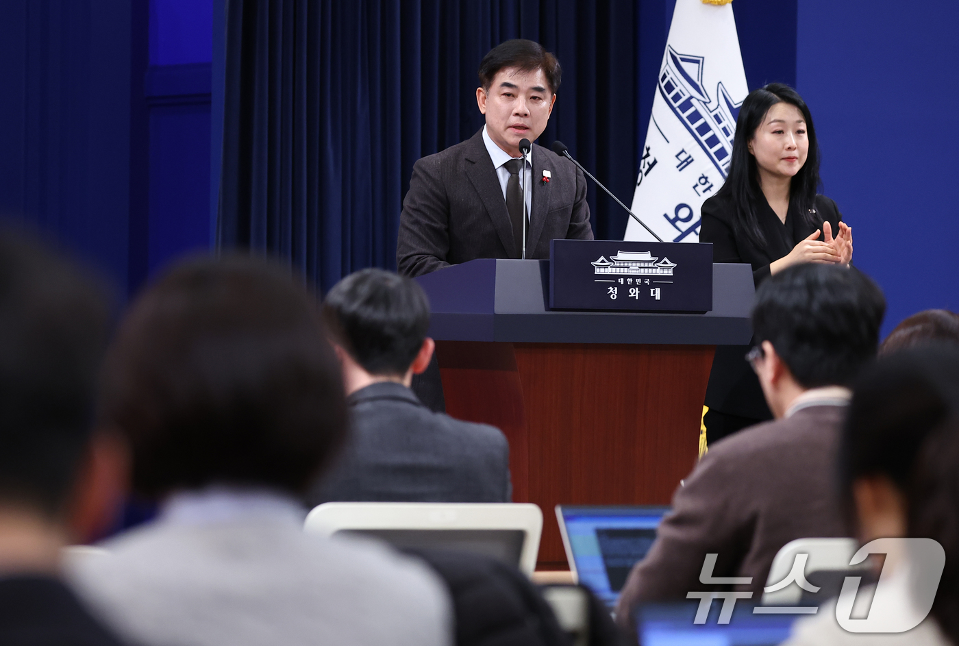 (서울=뉴스1) 이재명 기자 = 김병욱 청와대 정무비서관이 12일 춘추관에서 정당 지도부 오찬 간담회 일정 관련 브리핑을 하고 있다. (청와대통신사진기자단) 2026.1.12/뉴스 …