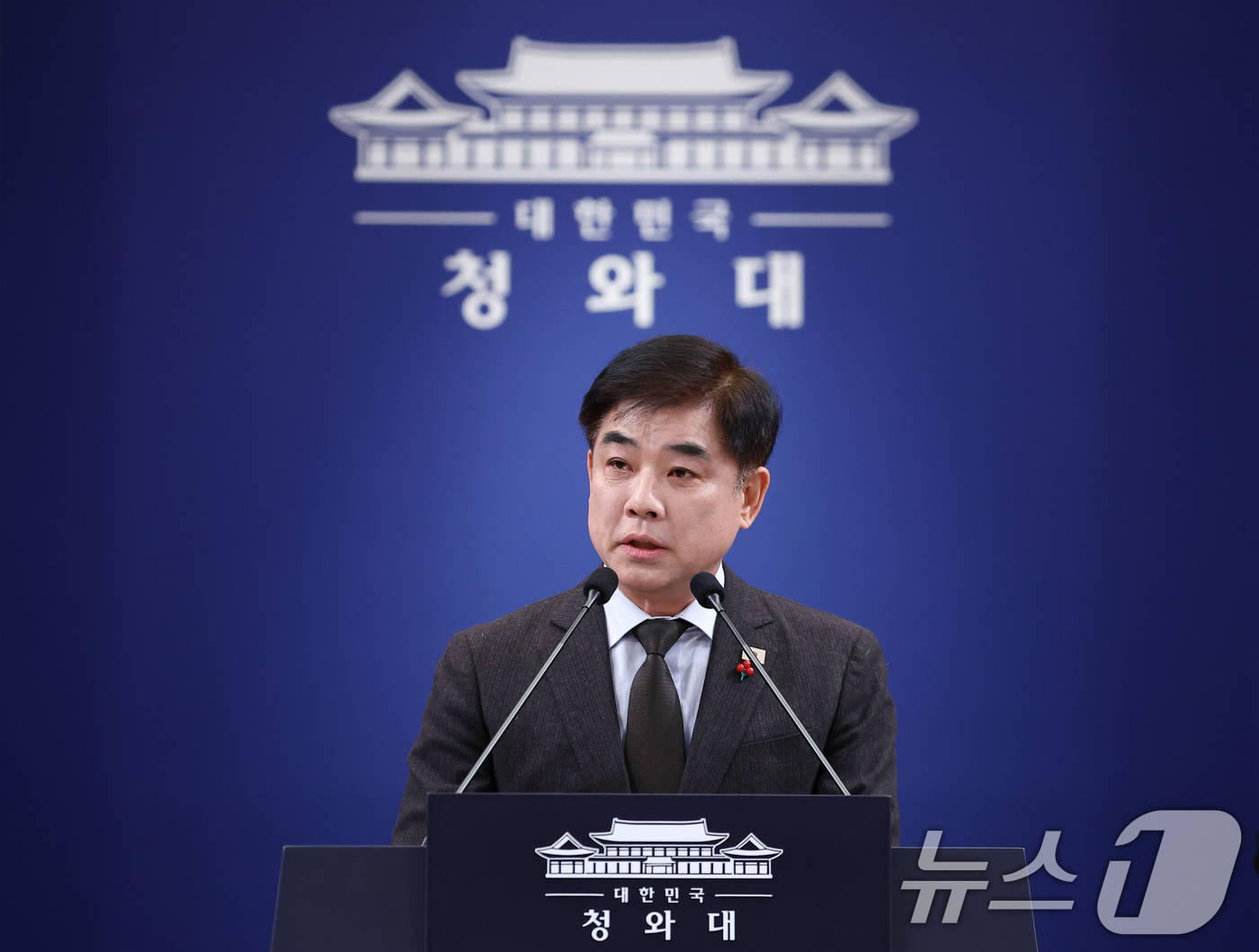 (서울=뉴스1) 이재명 기자 = 김병욱 청와대 정무비서관이 12일 춘추관에서 정당 지도부 오찬 간담회 일정 관련 브리핑을 하고 있다. (청와대통신사진기자단) 2026.1.12/뉴스 …