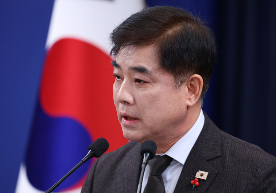 정당 지도부 오찬 간담회 일정 브리핑 하는 김병욱 정무비서관