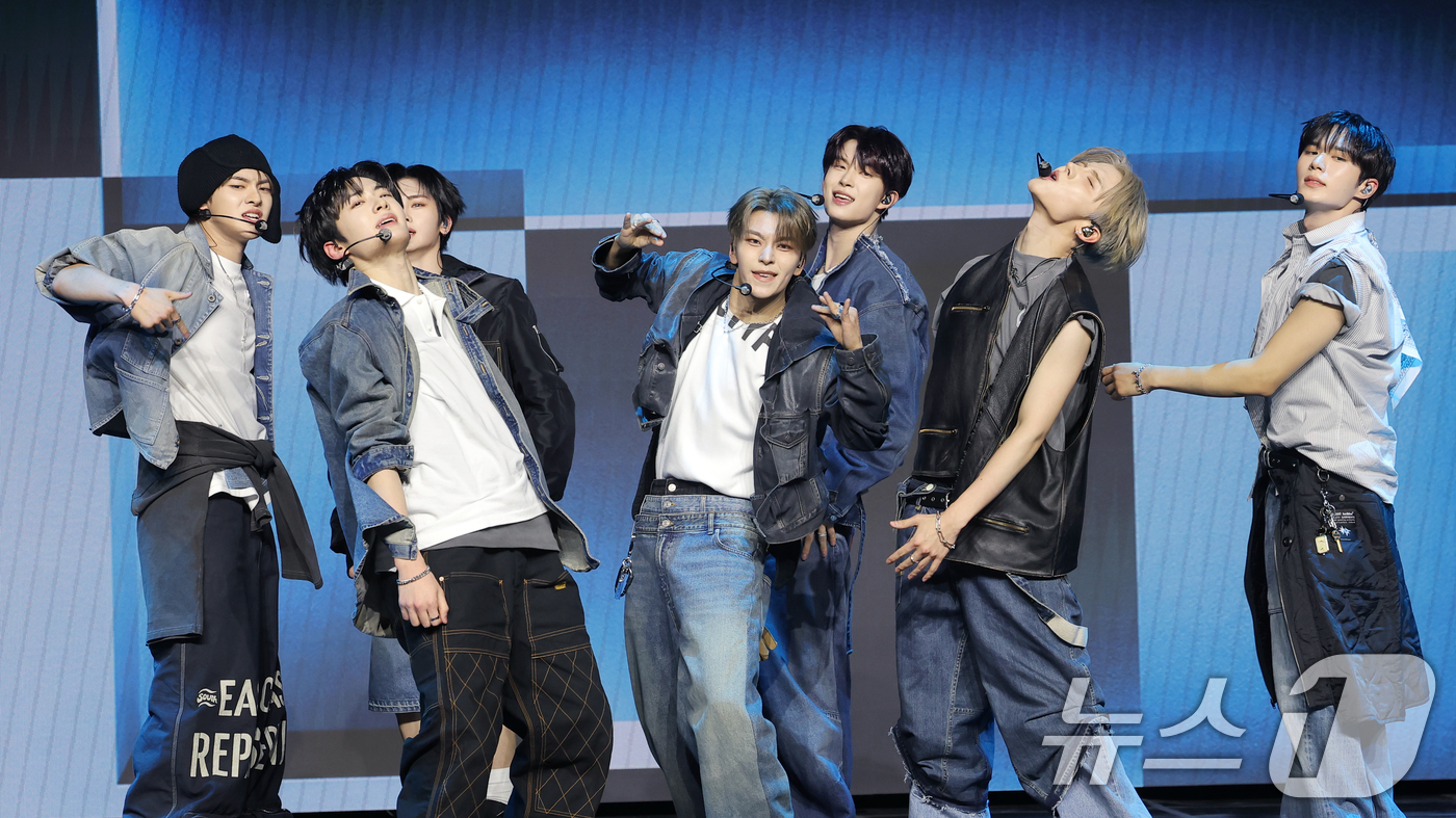 (서울=뉴스1) 권현진 기자 = 그룹 알파드라이브원(ALD1)의 이 12일 서울 용산구 블루스퀘어 SOL트래블홀에서 열린 미니 1집  'EUPHORIA'(유포리아) 발매 쇼케이스에 …