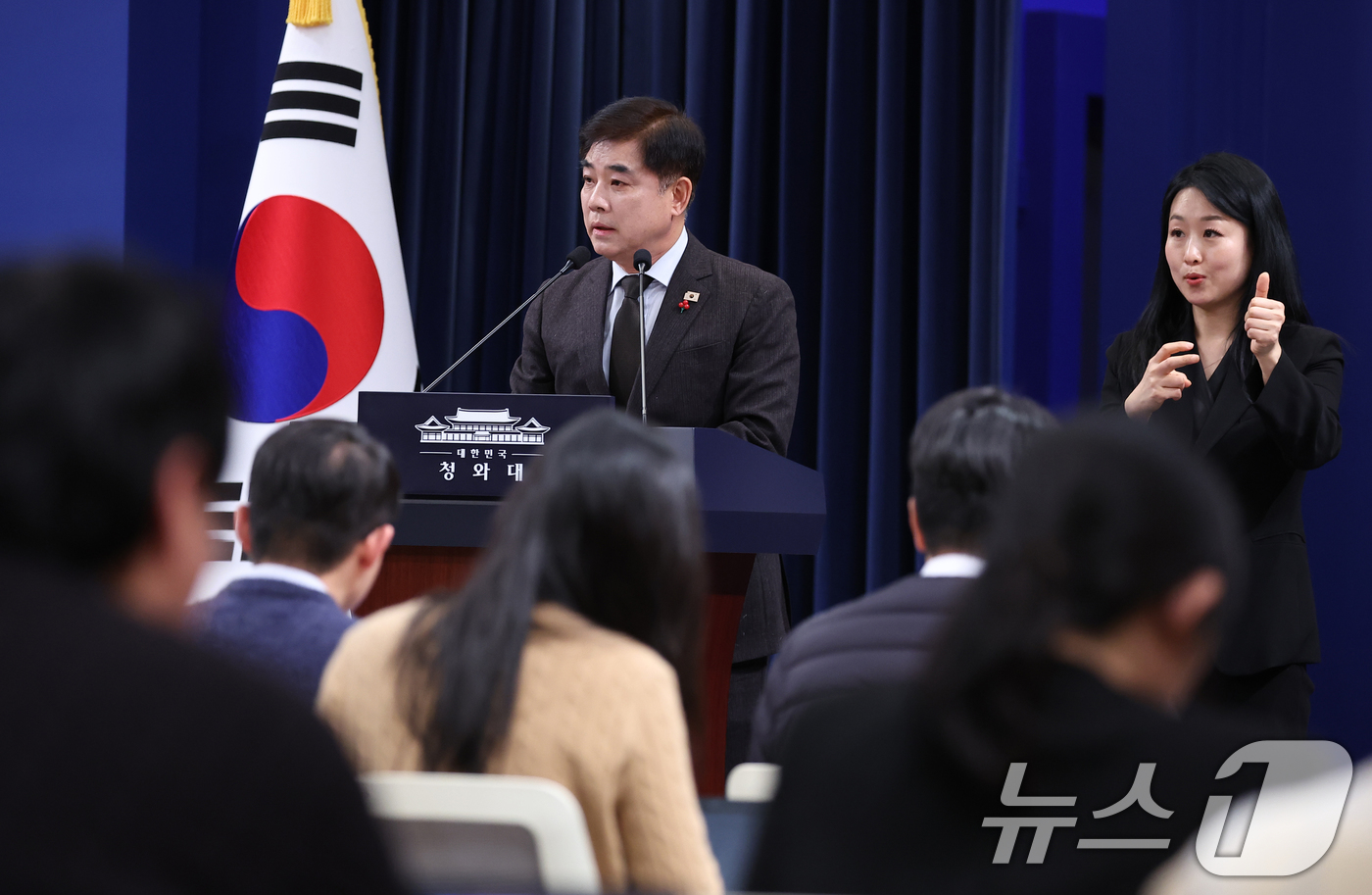 (서울=뉴스1) 이재명 기자 = 김병욱 청와대 정무비서관이 12일 춘추관에서 정당 지도부 오찬 간담회 일정 관련 브리핑을 하고 있다. (청와대통신사진기자단) 2026.1.12/뉴스 …