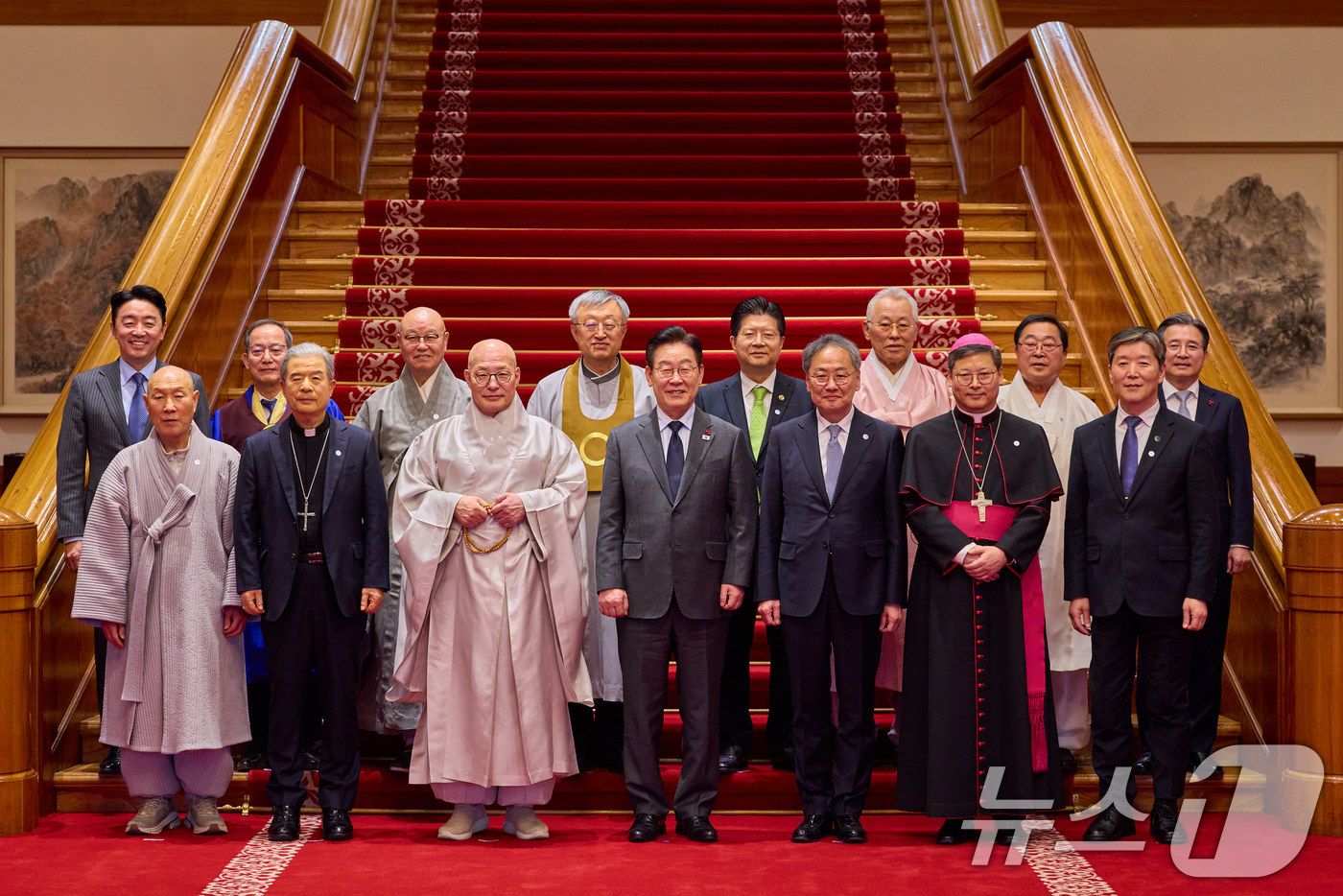 (서울=뉴스1) 이재명 기자 = 이재명 대통령이 12일 청와대에서 열린 종교지도자 초청 오찬 간담회에서 참석자들과 기념촬영을 하고 있다. (청와대 제공. 재판매 및 DB 금지) 2 …