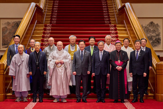 종교지도자들과 기념촬영 하는 이재명 대통령