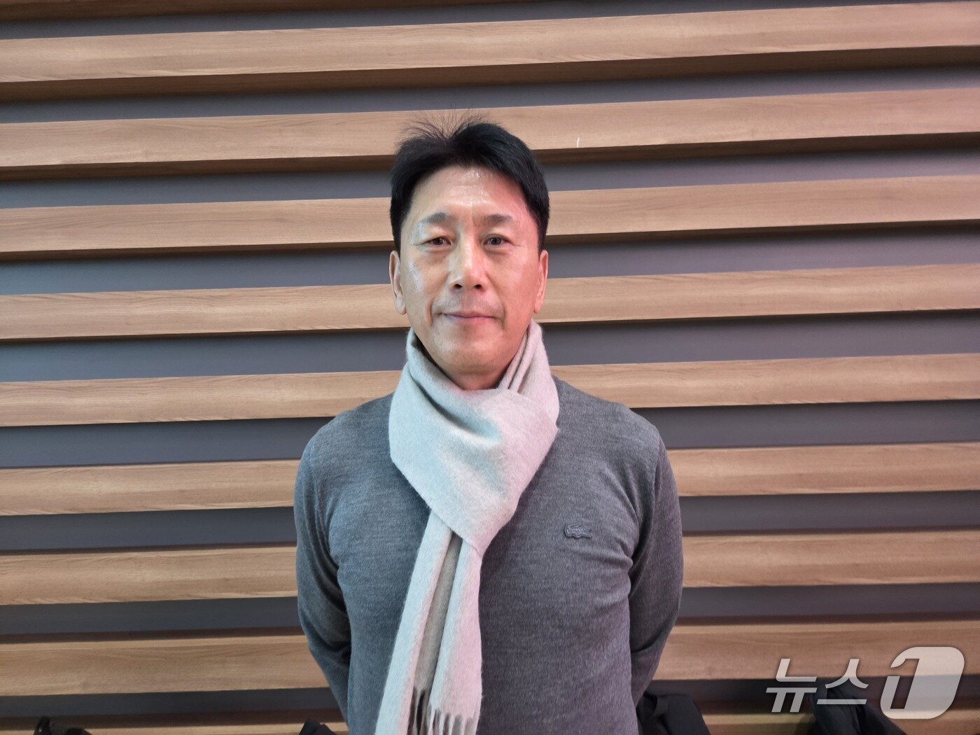 본문 이미지 - 전지훈련 출국에 앞서 포즈를 취한 박태하 포항 스틸러스 감독 ⓒ News1 안영준 기자