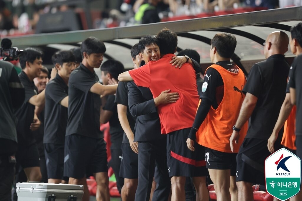본문 이미지 - 기성용과 포옹을 나누는 박태하 감독(가운데)(한국프로축구연맹 제공) 