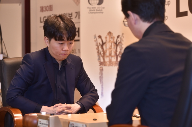 신민준 9단, LG배 결승 1국서 일본에 역전패