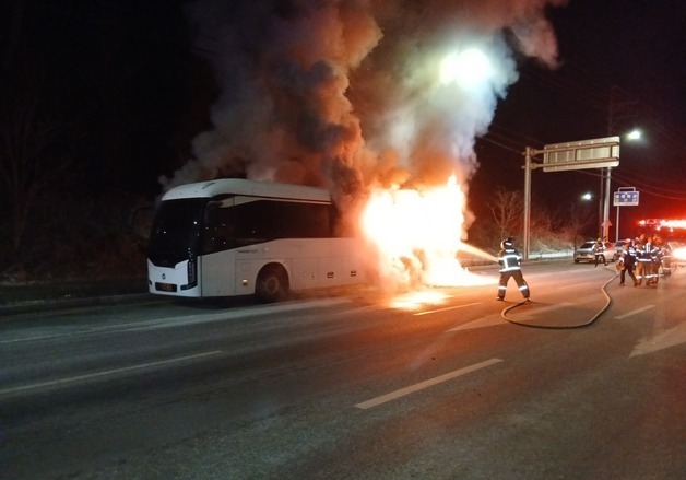 청주 주차된 통근 버스서 불…1억 3000만원 피해