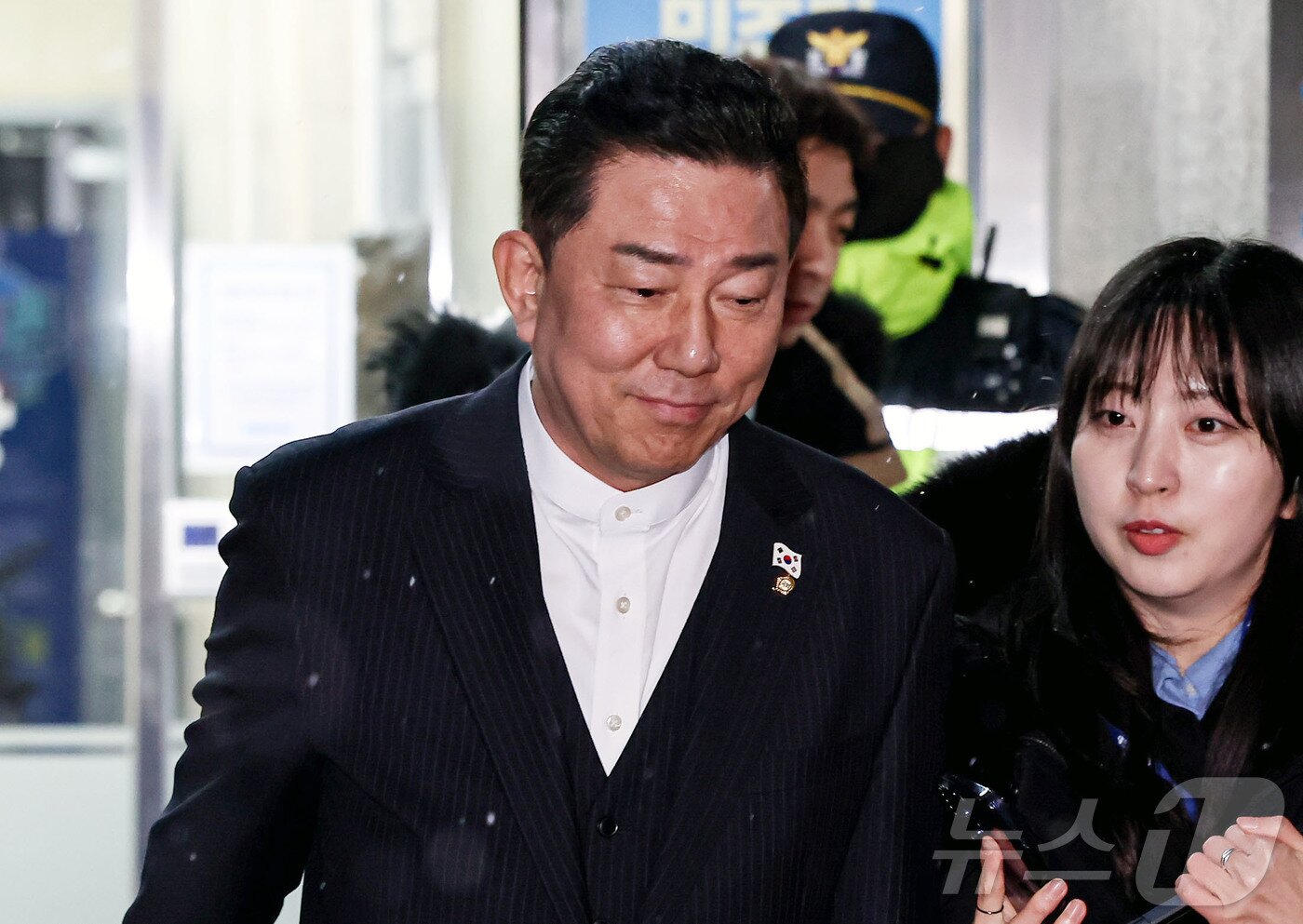 본문 이미지 - 김병기 더불어민주당 전 원내대표가 12일 서울 여의도 중앙당사에서 열린 윤리심판원 회의에 출석해 소명 후 당사를 나서고 있다. 2026.1.12/뉴스1 ⓒ News1 김도우 기자