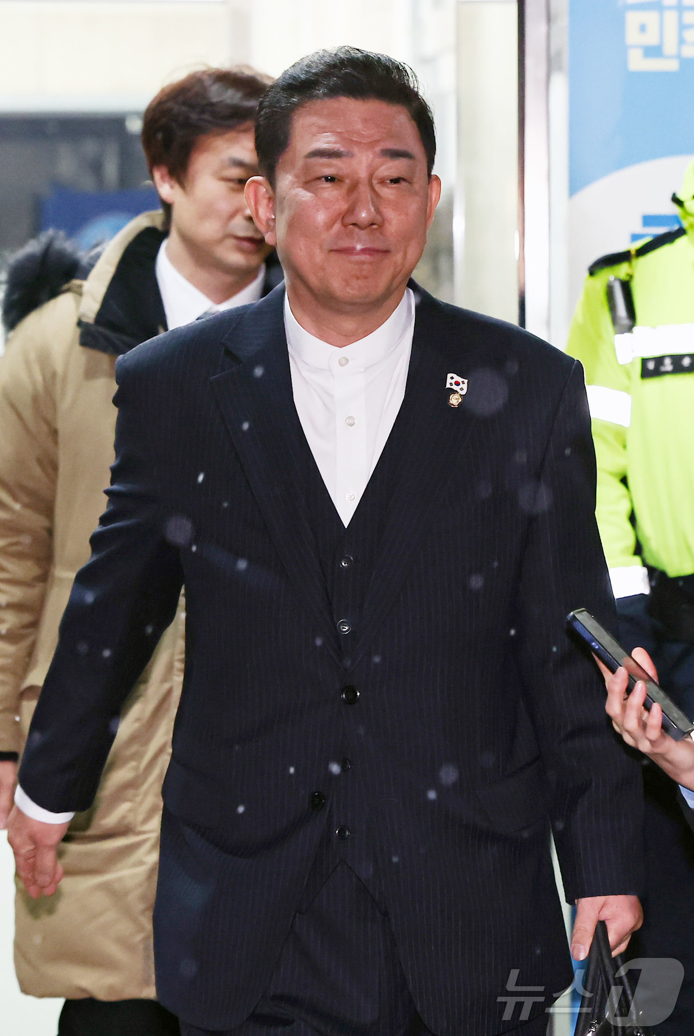 (서울=뉴스1) 김도우 기자 = 김병기 더불어민주당 전 원내대표가 12일 서울 여의도 중앙당사에서 열린 윤리심판원 회의에 출석해 소명 후 당사를 나서고 있다. 2026.1.12/뉴 …