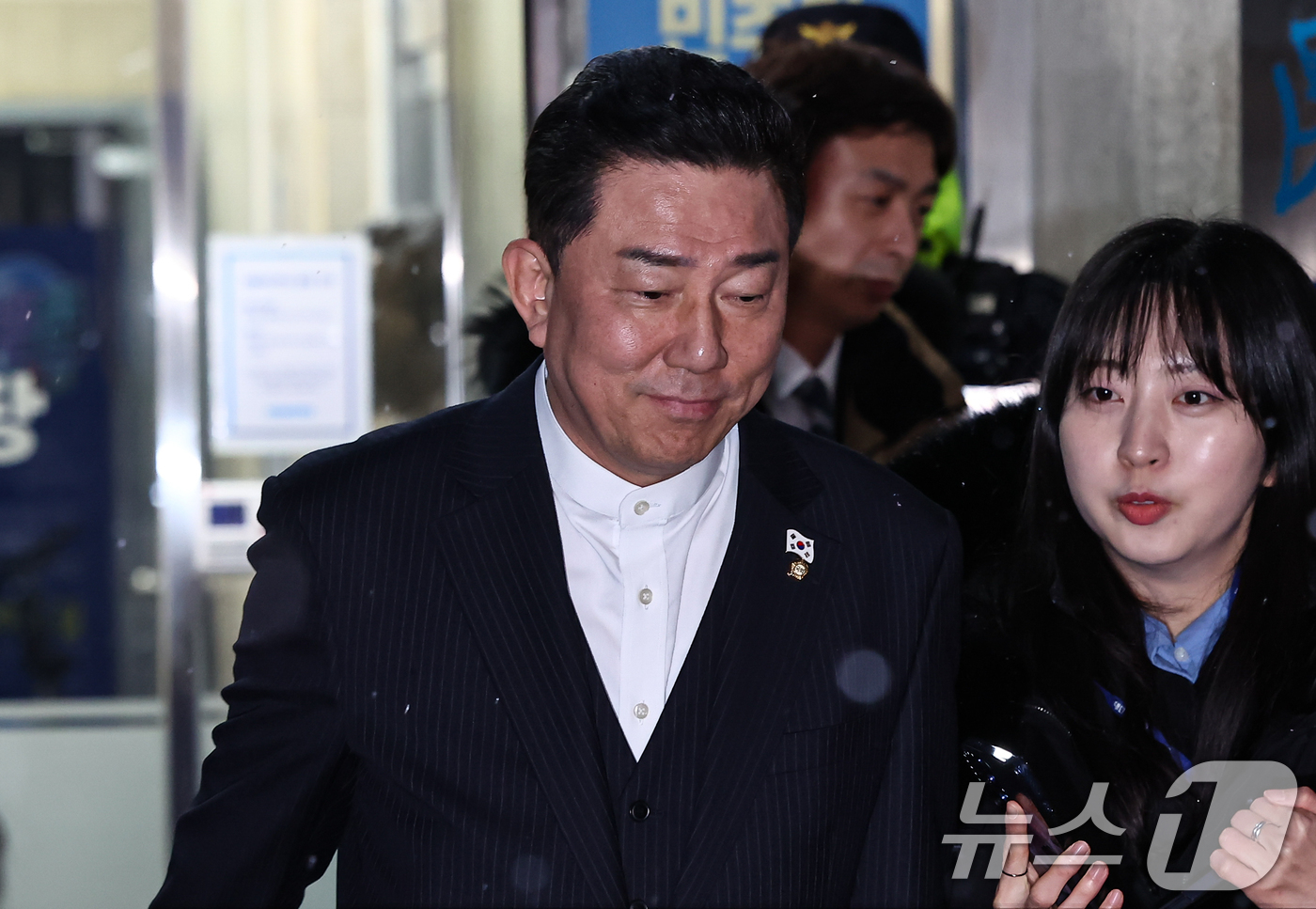 (서울=뉴스1) 김도우 기자 = 김병기 더불어민주당 전 원내대표가 12일 서울 여의도 중앙당사에서 열린 윤리심판원 회의에 출석해 소명 후 당사를 나서고 있다. 2026.1.12/뉴 …