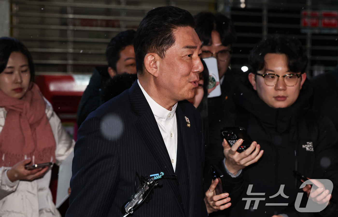 (서울=뉴스1) 김도우 기자 = 김병기 더불어민주당 전 원내대표가 12일 서울 여의도 중앙당사에서 열린 윤리심판원 회의에 출석해 소명 후 당사를 나서고 있다. 2026.1.12/뉴 …