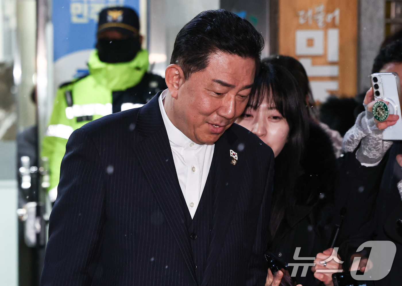 (서울=뉴스1) 김도우 기자 = 김병기 더불어민주당 전 원내대표가 12일 서울 여의도 중앙당사에서 열린 윤리심판원 회의에 출석해 소명 후 당사를 나서고 있다. 2026.1.12/뉴 …