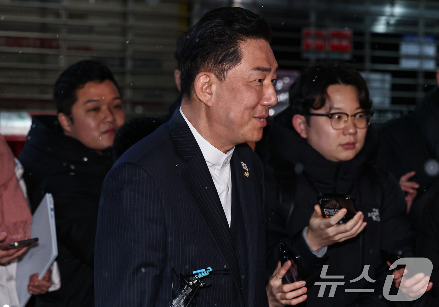 (서울=뉴스1) 김도우 기자 = 김병기 더불어민주당 전 원내대표가 12일 서울 여의도 중앙당사에서 열린 윤리심판원 회의에 출석해 소명 후 당사를 나서고 있다. 2026.1.12/뉴 …