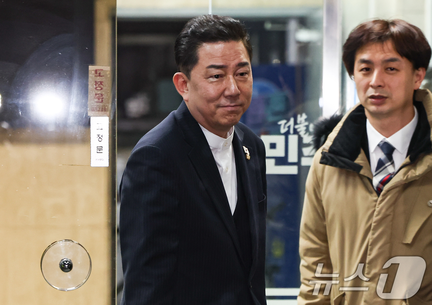 (서울=뉴스1) 김도우 기자 = 김병기 더불어민주당 전 원내대표가 12일 서울 여의도 중앙당사에서 열린 윤리심판원 회의에 출석해 소명 후 당사를 나서고 있다. 2026.1.12/뉴 …