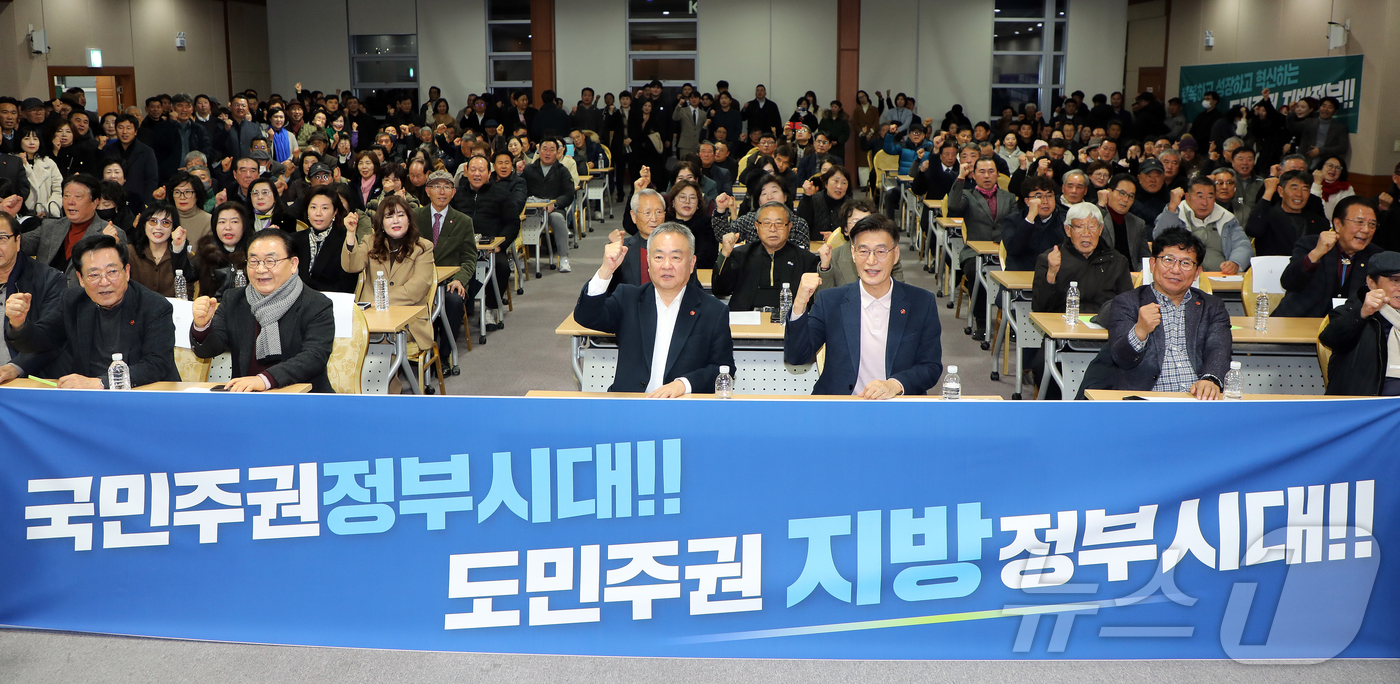 (제주=뉴스1) 오미란 기자 = 12일 오후 제주상공회의소 대회의실에서 문대림 더불어민주당 의원(제주 제주시 갑)과 송재호 전 의원이 연대하는 제주혁신포럼 출범식이 열리고 있다. …