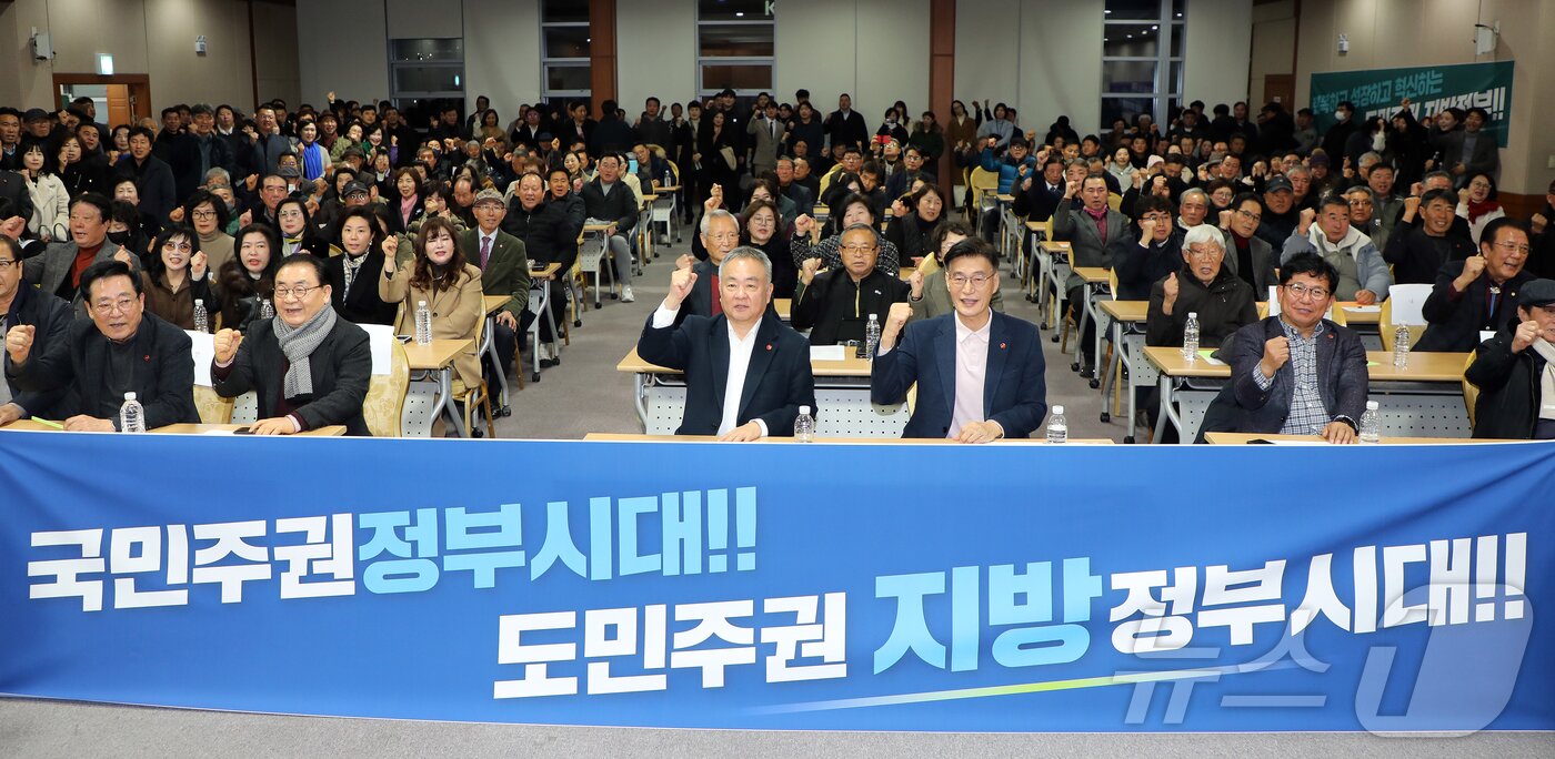 본문 이미지 - 12일 오후 제주상공회의소 대회의실에서 문대림 더불어민주당 의원(제주 제주시 갑)과 송재호 전 의원이 연대하는 제주혁신포럼 출범식이 열리고 있다. 2026.1.12/뉴스1 ⓒ News1 오미란 기자