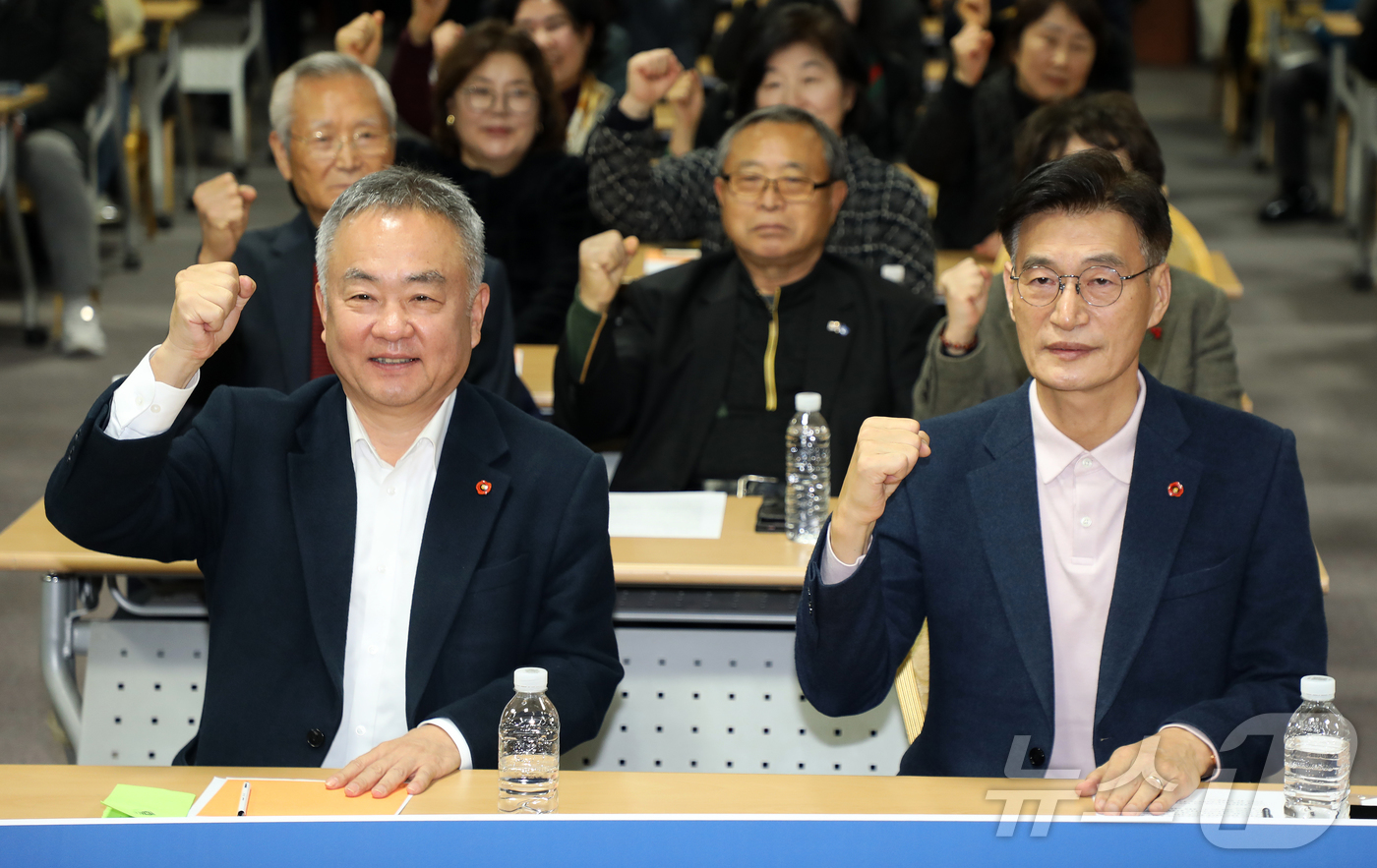 (제주=뉴스1) 오미란 기자 = 문대림 더불어민주당 의원(제주 제주시 갑·오른쪽)과 송재호 전 의원이 12일 오후 제주상공회의소 대회의실에서 열린 제주혁신포럼 출범식에서 기념촬영을 …