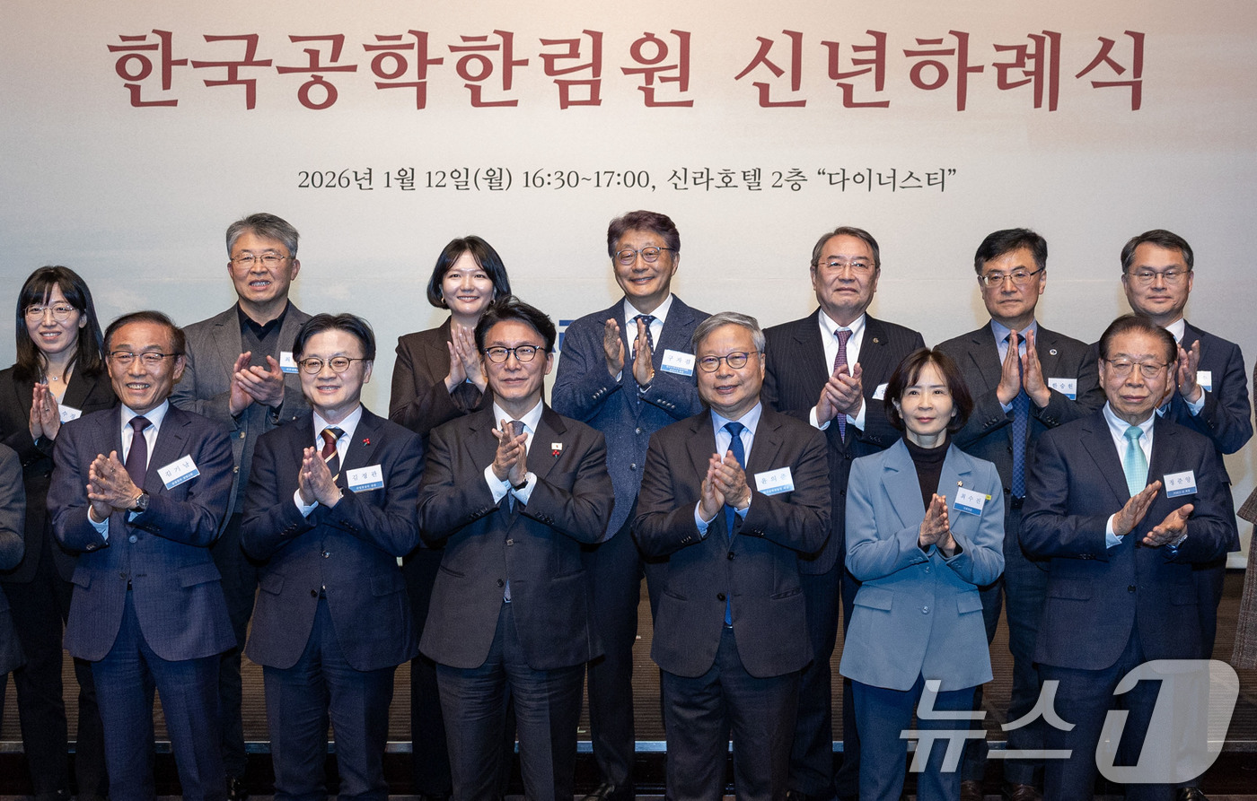 (서울=뉴스1) = 김민석 국무총리와 김정관 산업통상자원부장관이 12일 오후 서울 중구 신라호텔에서 열린 2026년 한국공학한림원 신년하례식에서 참석자들과 기념촬영을 하고 있다. …