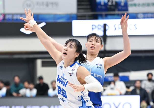'2Q에만 30점' 여자농구 우리은행, 3연승 질주…신한은행은 8연패