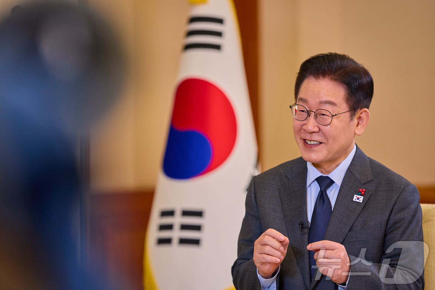 (서울=뉴스1) 허경 기자 = 이재명 대통령이 일본 방문을 하루 앞둔 12일 청와대에서 일본 공영방송 NHK와 단독 인터뷰를 하고 있다. (청와대 제공. 재판매 및 DB 금지)