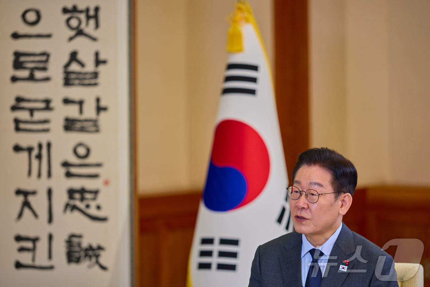 (서울=뉴스1) 허경 기자 = 이재명 대통령이 일본 방문을 하루 앞둔 12일 청와대에서 일본 공영방송 NHK와 단독 인터뷰를 하고 있다. (청와대 제공. 재판매 및 DB 금지)