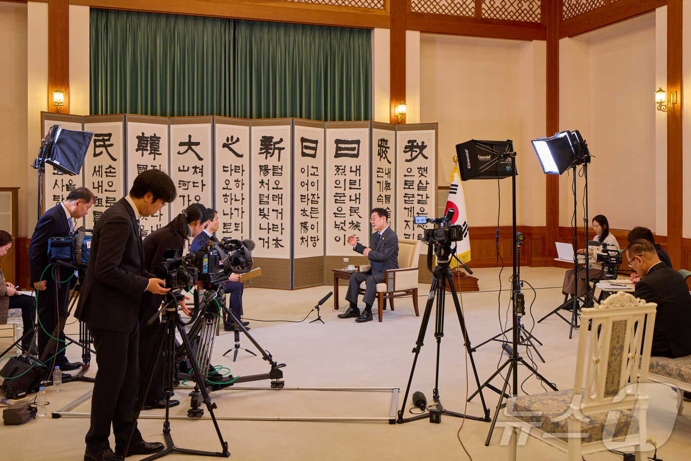 (서울=뉴스1) 허경 기자 = 이재명 대통령이 일본 방문을 하루 앞둔 12일 청와대에서 일본 공영방송 NHK와 단독 인터뷰를 하고 있다. (청와대 제공. 재판매 및 DB 금지)