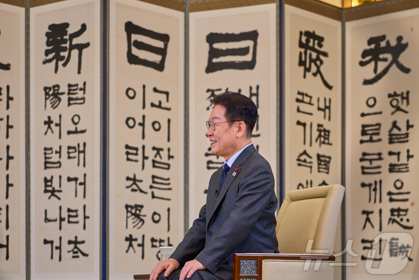 (서울=뉴스1) 허경 기자 = 이재명 대통령이 일본 방문을 하루 앞둔 12일 청와대에서 일본 공영방송 NHK와 단독 인터뷰를 하고 있다. (청와대 제공. 재판매 및 DB 금지)