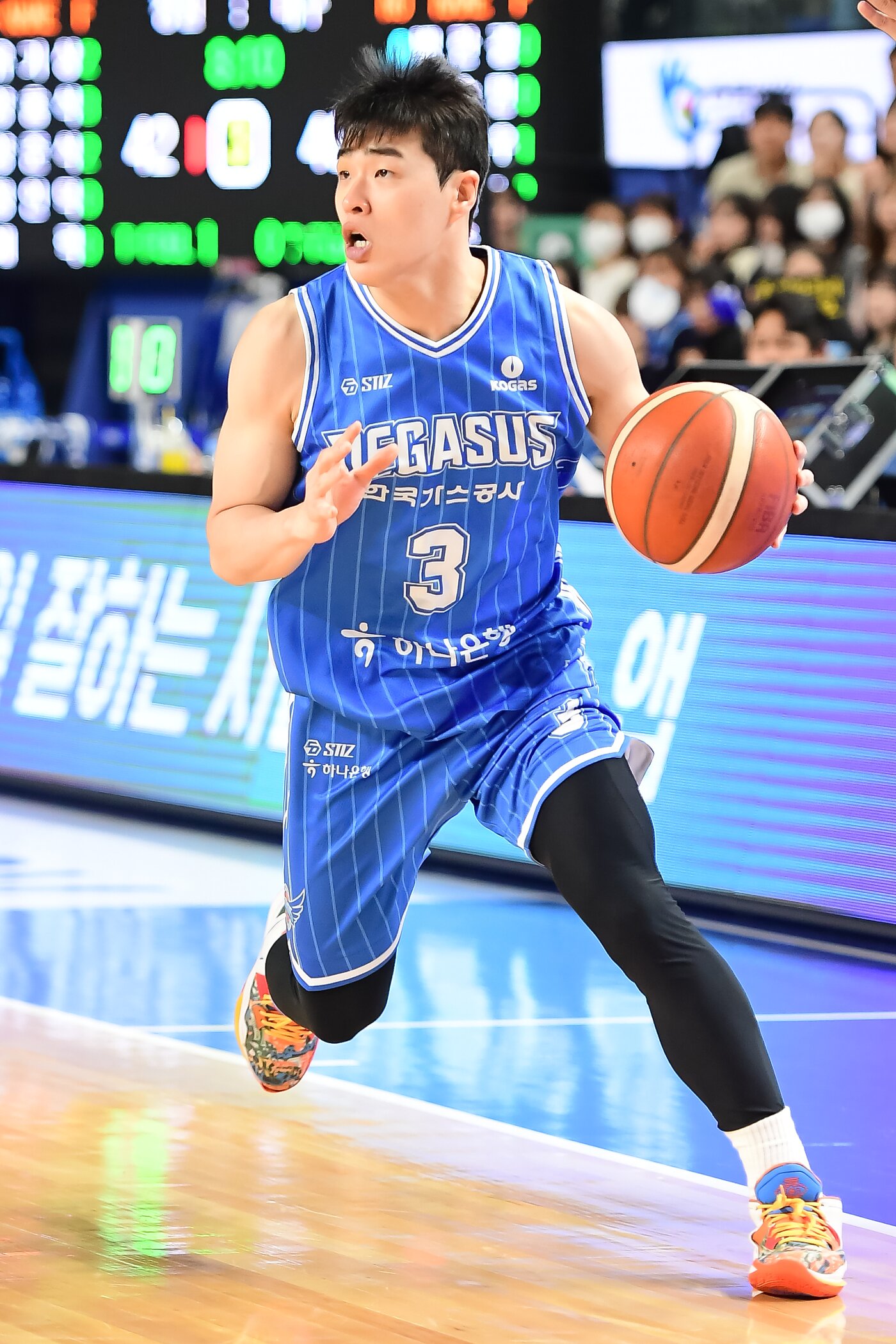 본문 이미지 - 프로농구 한국가스공사 정성우가 12일 LG와 경기에서 드리블을 하고 있다.(KBL 제공)