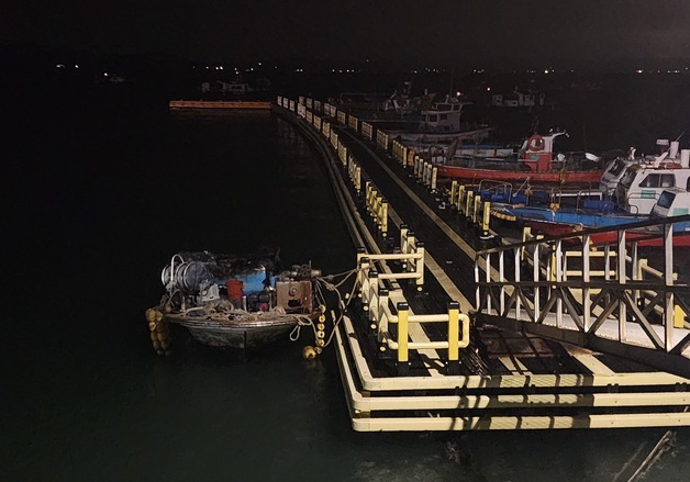 태안 내포항서 정박 중인 양식장 관리선에 불…22분 만에 진화