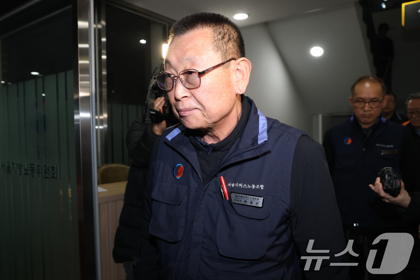 (서울=뉴스1) 이광호 기자 = 서울 시내버스 노사의 협상이 최종 결렬된 13일 오전 박점곤 서울시버스노동조합 위원장이 서울 영등포구 서울지방노동위원회를 나서고 있다.서울 시내버스 …