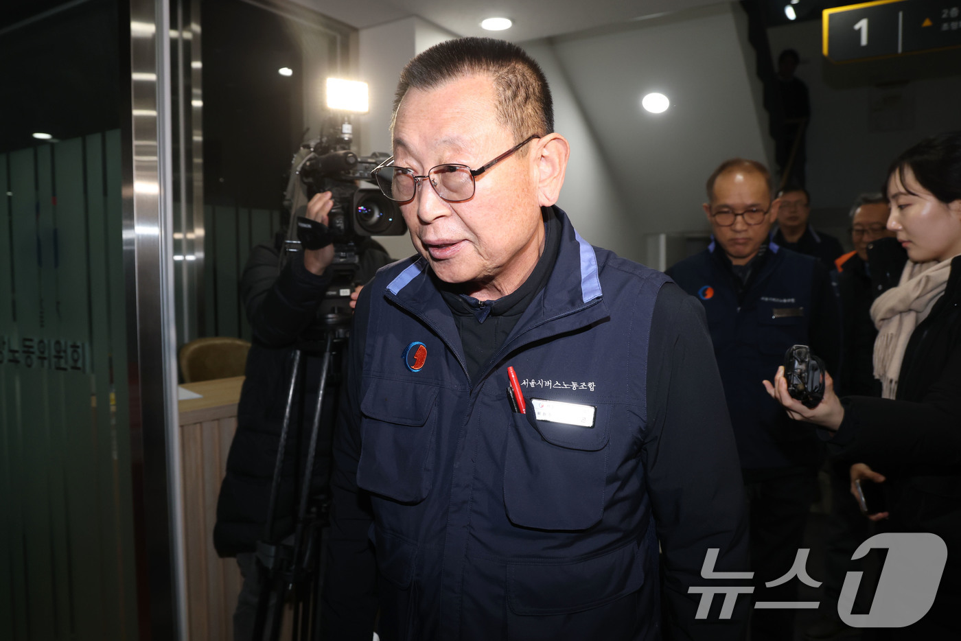 (서울=뉴스1) 이광호 기자 = 서울 시내버스 노사의 협상이 최종 결렬된 13일 오전 박점곤 서울시버스노동조합 위원장이 서울 영등포구 서울지방노동위원회를 나서고 있다.서울 시내버스 …