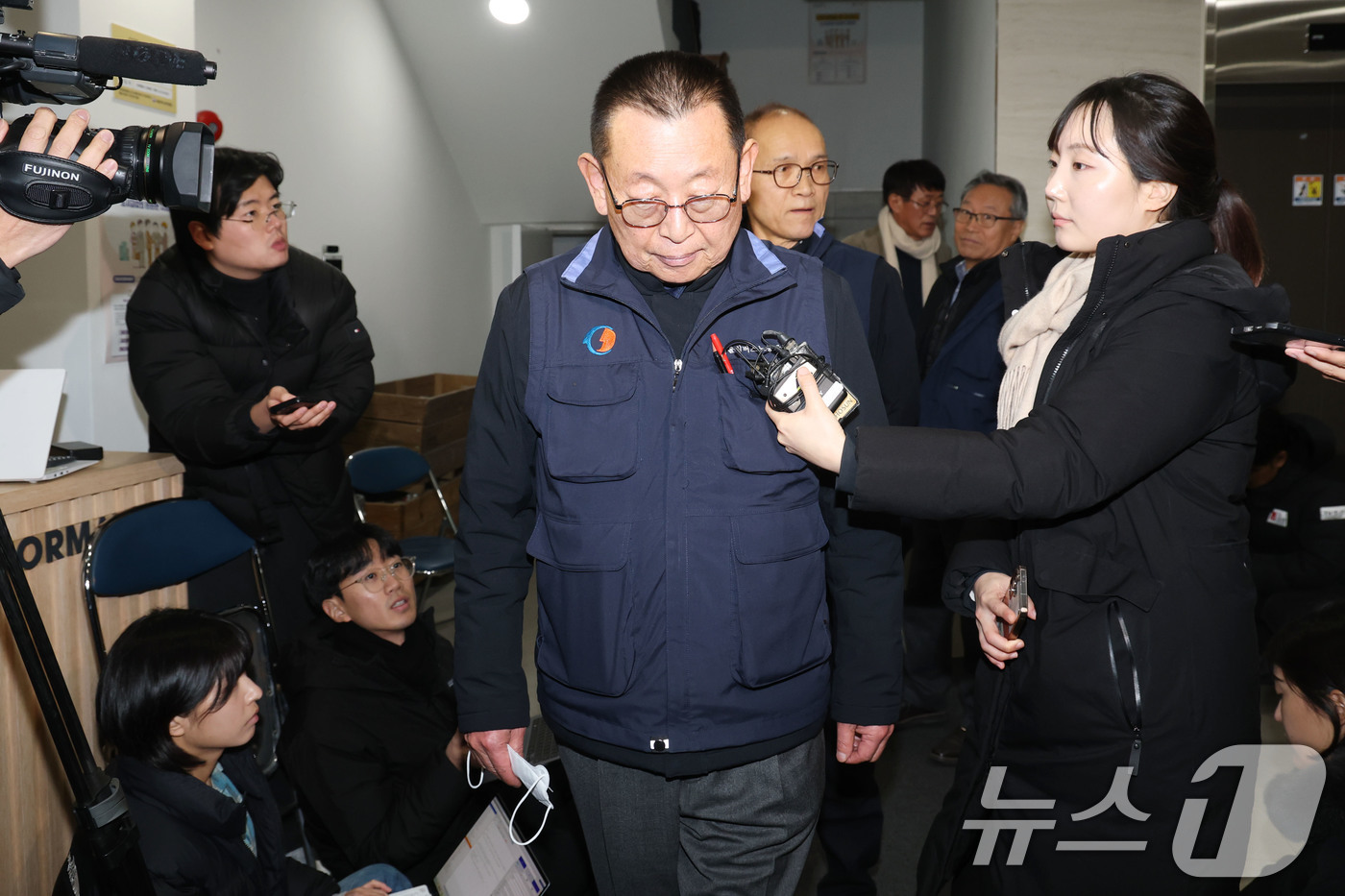 (서울=뉴스1) 이광호 기자 = 서울 시내버스 노사의 협상이 최종 결렬된 13일 오전 박점곤 서울시버스노동조합 위원장이 서울 영등포구 서울지방노동위원회를 나서고 있다.서울 시내버스 …