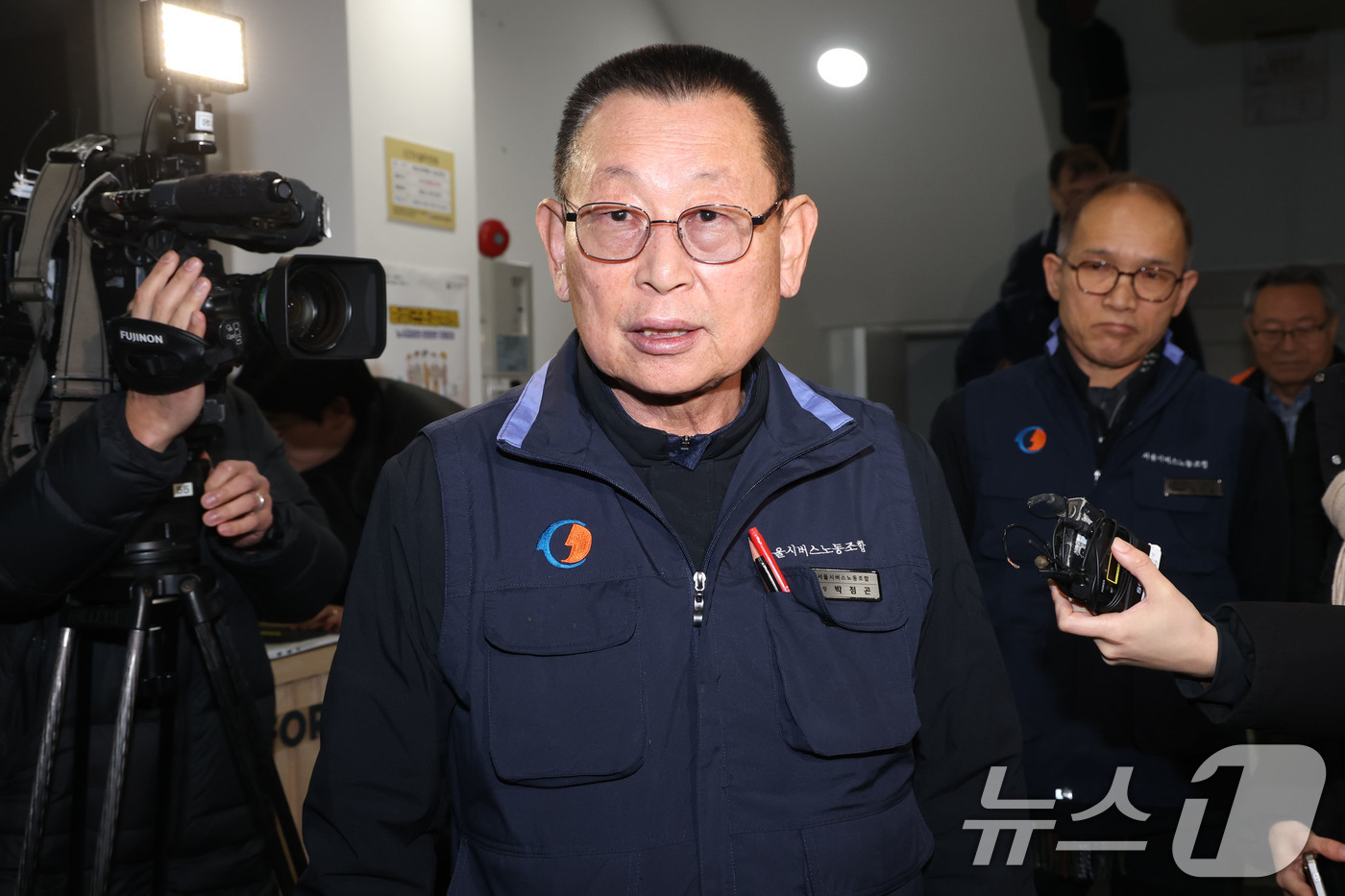 (서울=뉴스1) 이광호 기자 = 서울 시내버스 노사의 협상이 최종 결렬된 13일 오전 박점곤 서울시버스노동조합 위원장이 서울 영등포구 서울지방노동위원회를 나서며 입장을 밝히고 있다 …