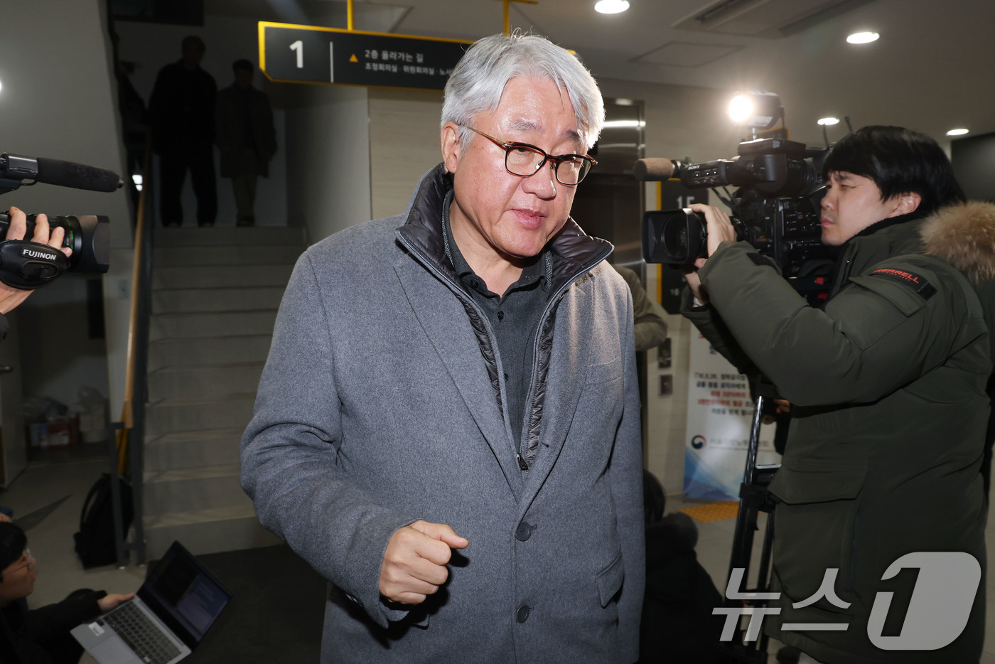 (서울=뉴스1) 이광호 기자 = 서울 시내버스 노사의 협상이 최종 결렬된 13일 오전 김정환 서울시버스운송사업조합 이사장이 서울 영등포구 서울지방노동위원회를 나서고 있다.서울 시내 …