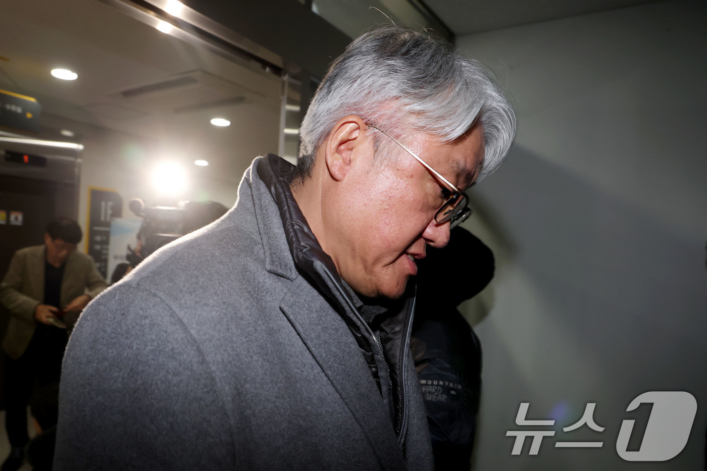 (서울=뉴스1) 이광호 기자 = 서울 시내버스 노사의 협상이 최종 결렬된 13일 오전 김정환 서울시버스운송사업조합 이사장이 서울 영등포구 서울지방노동위원회를 나서고 있다.서울 시내 …