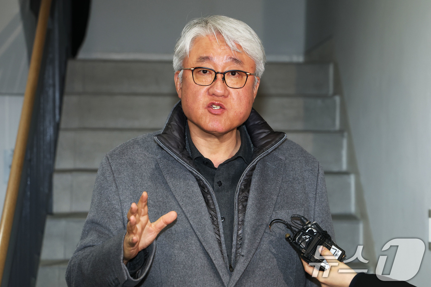 (서울=뉴스1) 이광호 기자 = 서울 시내버스 노사의 협상이 최종 결렬된 13일 오전 김정환 서울시버스운송사업조합 이사장이 서울 영등포구 서울지방노동위원회를 나서며 입장을 밝히고 …