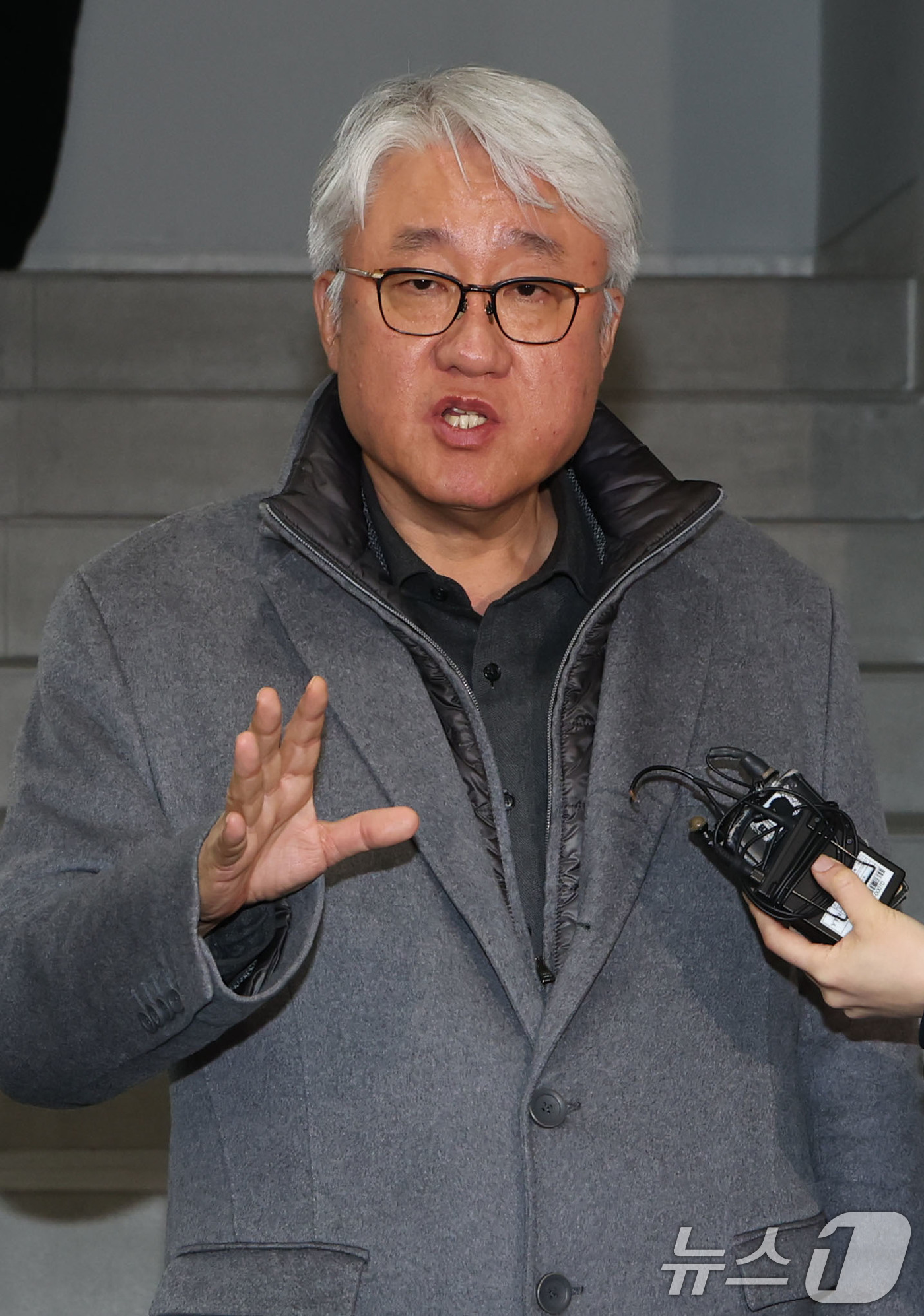 (서울=뉴스1) 이광호 기자 = 서울 시내버스 노사의 협상이 최종 결렬된 13일 오전 김정환 서울시버스운송사업조합 이사장이 서울 영등포구 서울지방노동위원회를 나서며 입장을 밝히고 …