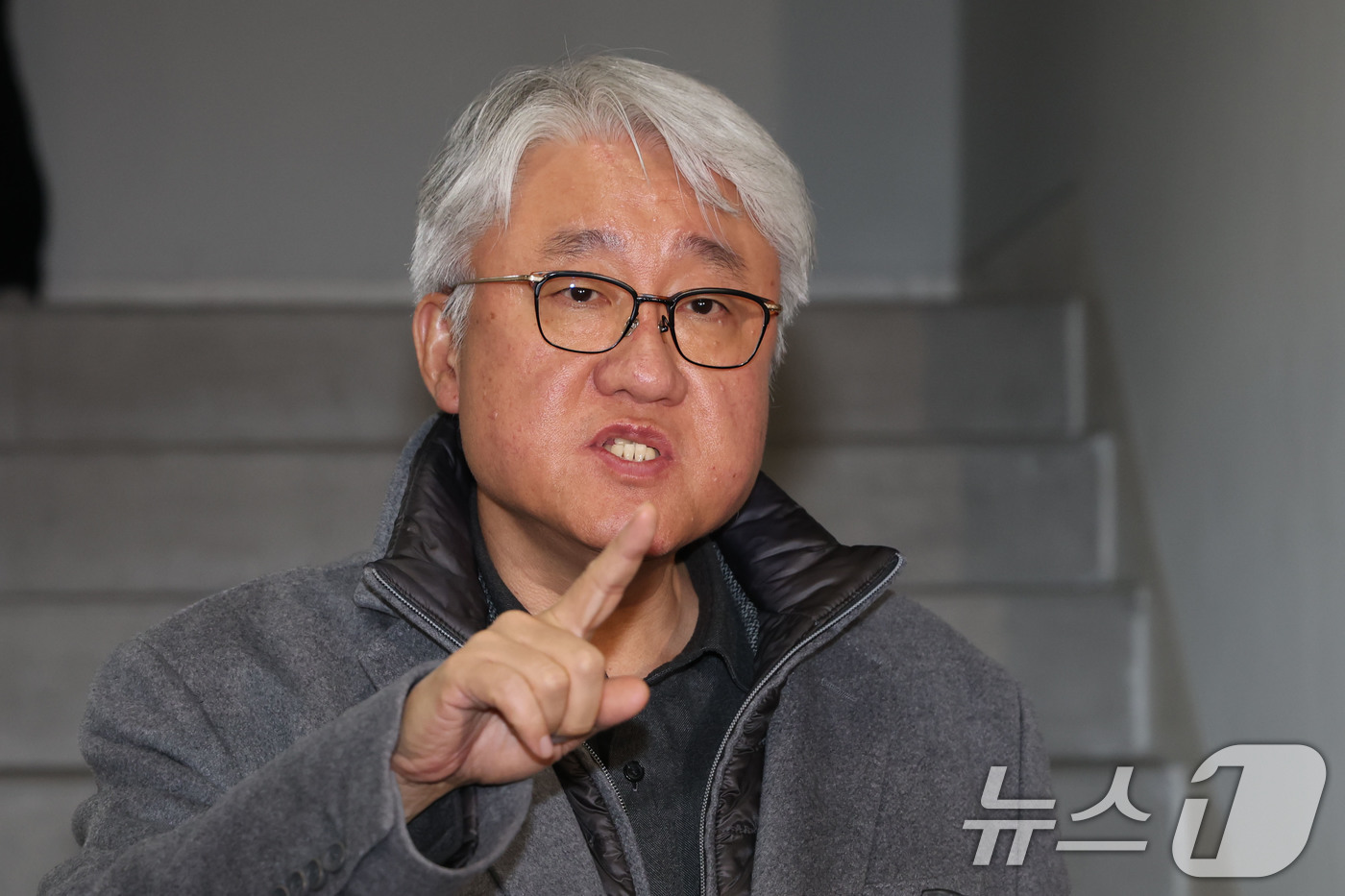 (서울=뉴스1) 이광호 기자 = 서울 시내버스 노사의 협상이 최종 결렬된 13일 오전 김정환 서울시버스운송사업조합 이사장이 서울 영등포구 서울지방노동위원회를 나서며 입장을 밝히고 …