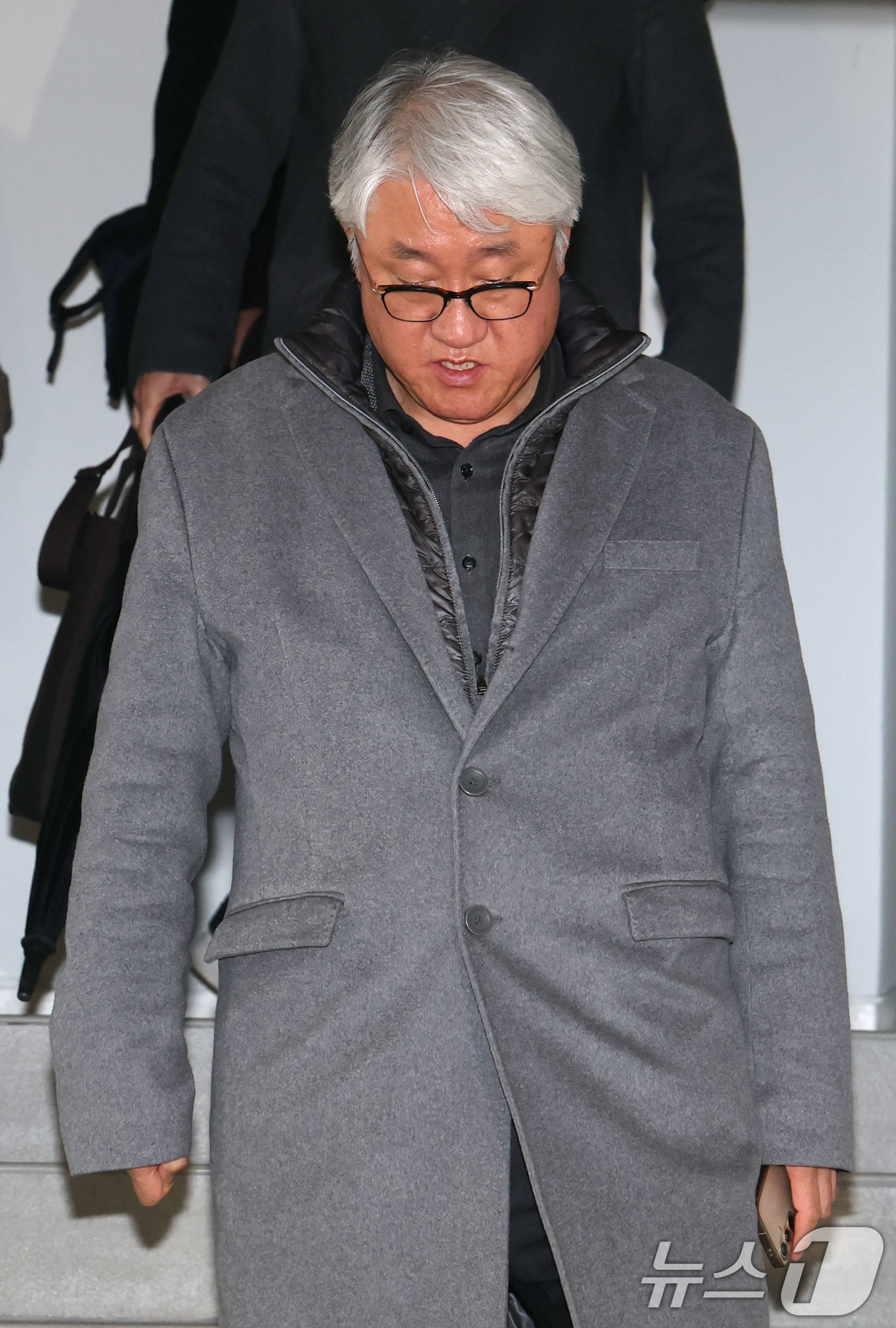 (서울=뉴스1) 이광호 기자 = 서울 시내버스 노사의 협상이 최종 결렬된 13일 오전 김정환 서울시버스운송사업조합 이사장이 서울 영등포구 서울지방노동위원회를 나서고 있다.서울 시내 …