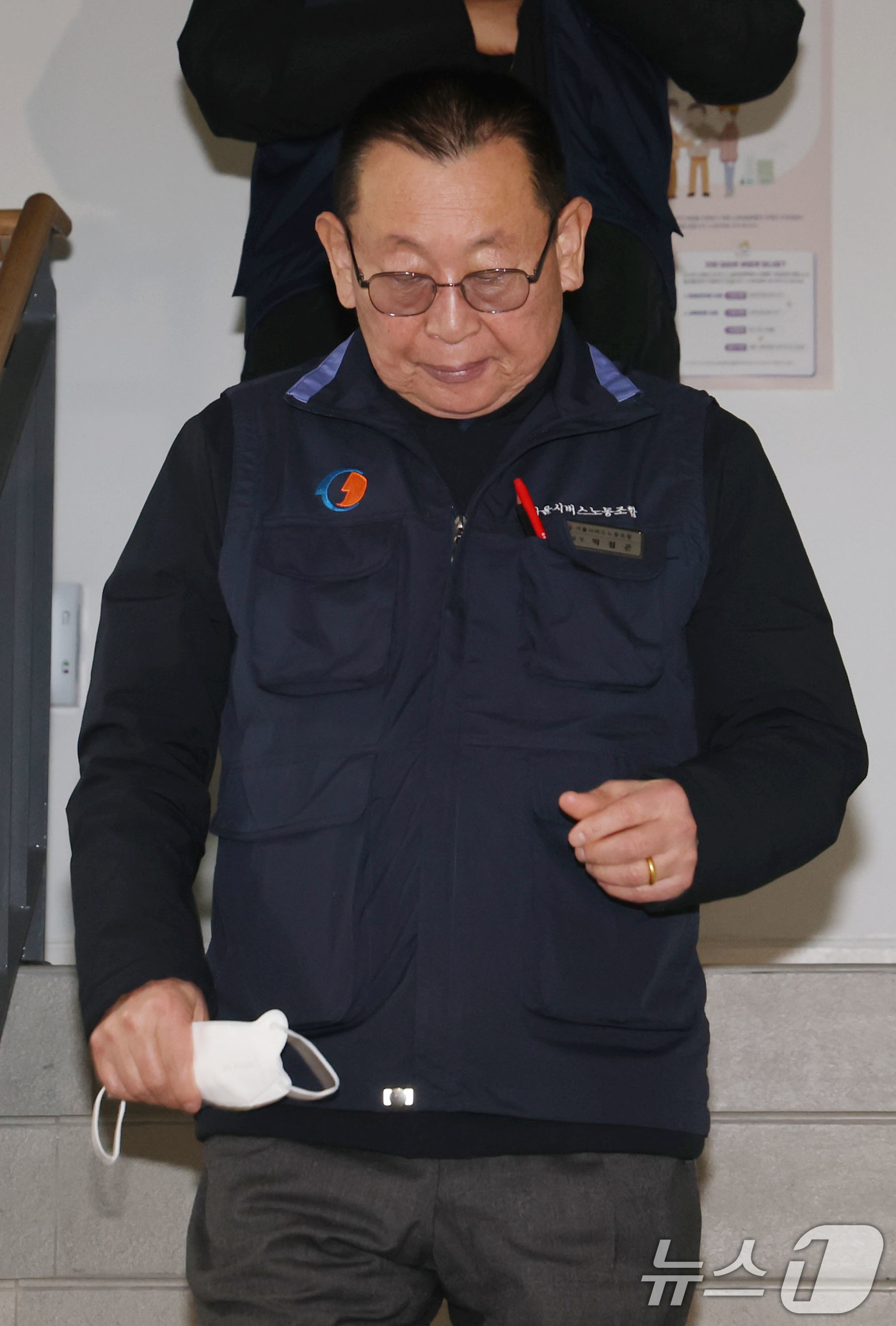 (서울=뉴스1) 이광호 기자 = 서울 시내버스 노사의 협상이 최종 결렬된 13일 오전 박점곤 서울시버스노동조합 위원장이 서울 영등포구 서울지방노동위원회를 나서고 있다.서울 시내버스 …