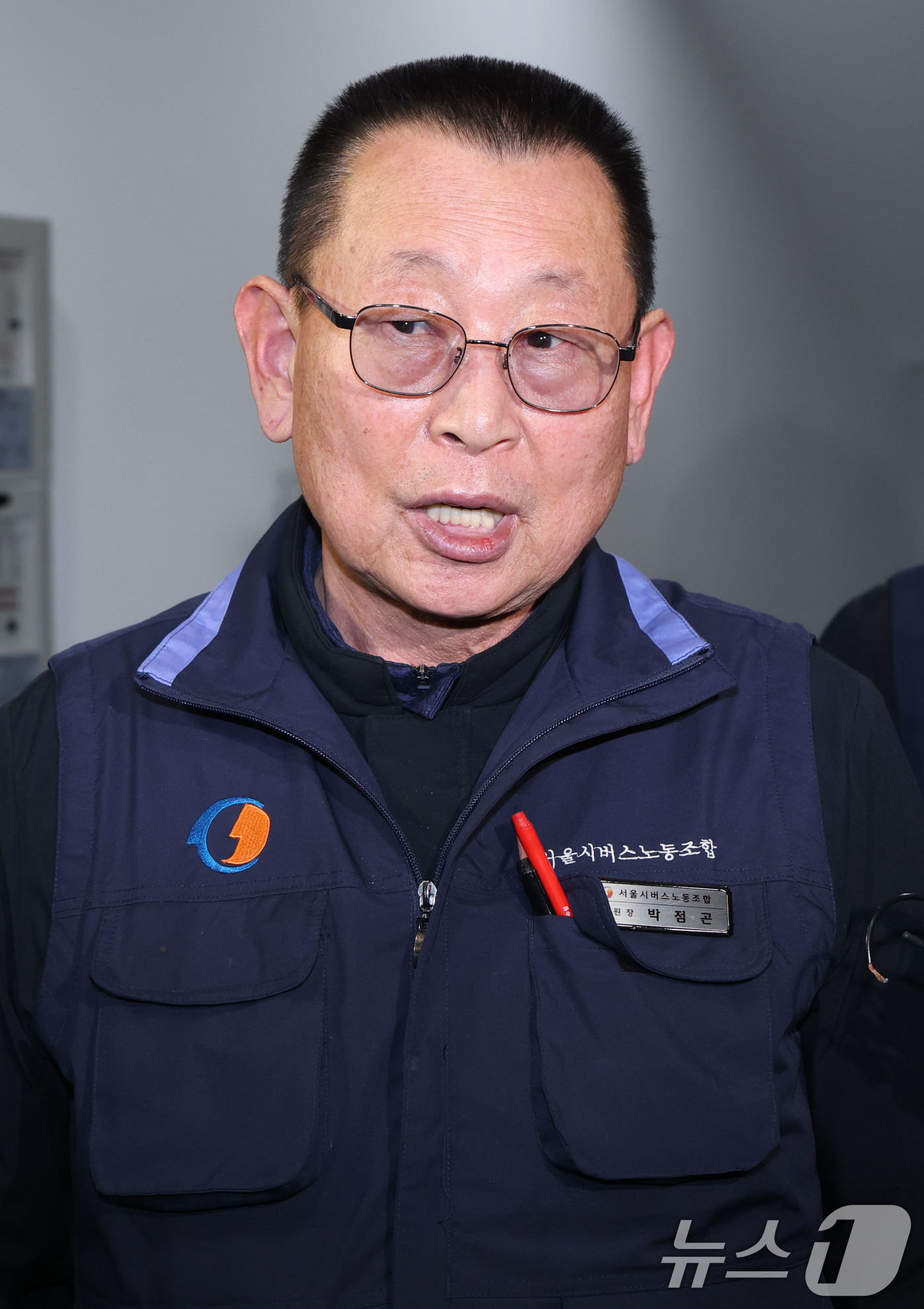 (서울=뉴스1) 이광호 기자 = 서울 시내버스 노사의 협상이 최종 결렬된 13일 오전 박점곤 서울시버스노동조합 위원장이 서울 영등포구 서울지방노동위원회를 나서며 입장을 밝히고 있다 …